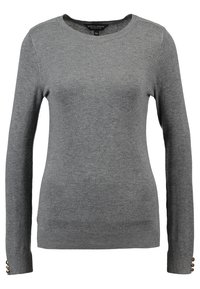 Pull gris à manches longues, col rond et ourlet côtelé ; présente des boutons en accent sur les poignets des manches. Fabriqué en matériau tricoté doux.