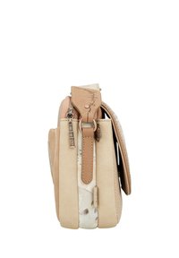 Kleine Handtasche aus cremefarbenem und braunem Kunstleder, mit strukturierten Oberflächen, einem oberen Reißverschluss und einem dekorativen Schlüsselanhänger.