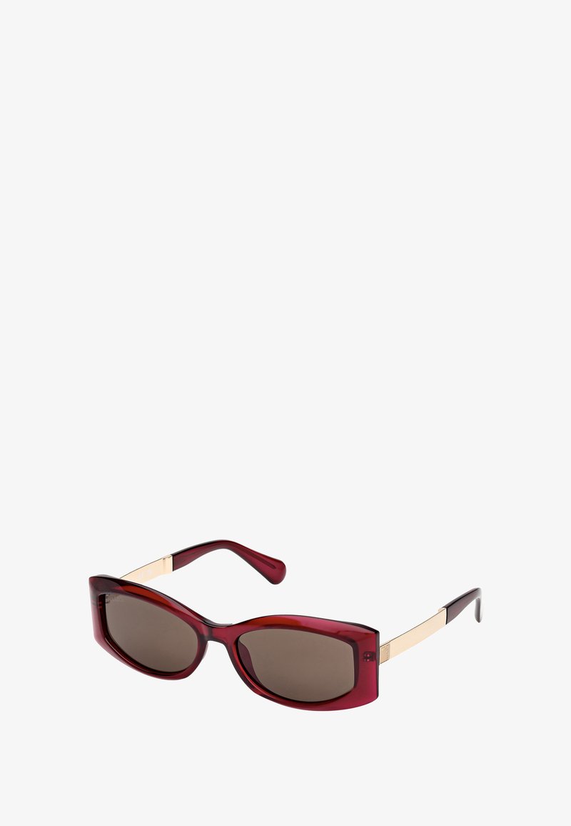 Sluneční brýle s burgundskými plastovými rámy, obdélníkovými čočkami a zlatým kováním na stranicích. Hnědě tónované čočky.