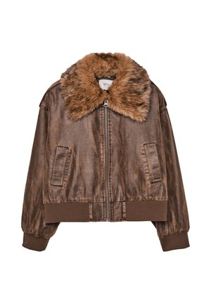 Giacca bomber marrone con colletto in pelliccia sintetica, chiusura con zip e polsini elastici. Presenta due tasche laterali e una texture leggermente lucida.