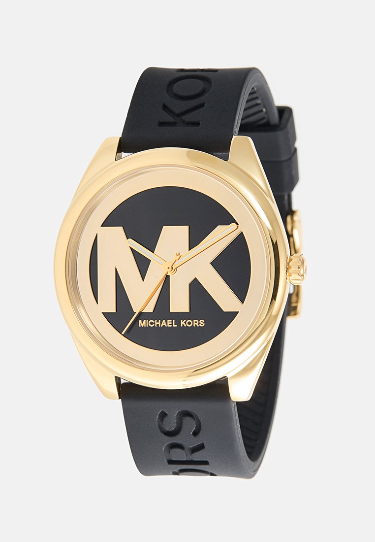 Reloj Michael Kors con caja de acero inoxidable dorado, esfera negra con logotipo, agujas doradas y una correa de silicona negra con marca en relieve.