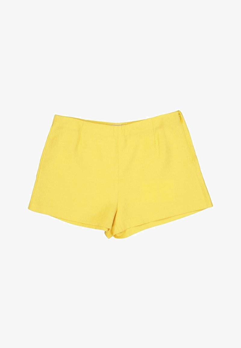 Shorts jaunes taille haute avec fermeture éclair sur le côté et design simple, coupé à la taille, posés à plat sur un fond blanc.