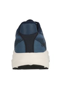 Blauer Sportschuh mit strukturiertem Obermaterial, gepolstertem Fersenbereich und weißer Sohle. Das Design umfasst diagonale Streifen für zusätzliche Details.