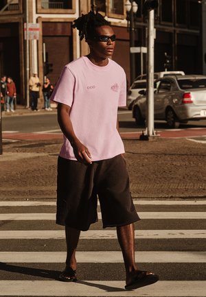 Bershka, PRINT - TSHIRT - T-shirt imprimé - light pink