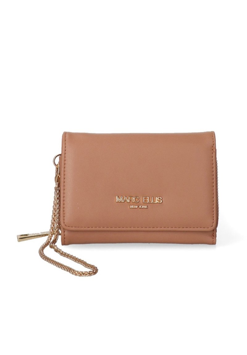 Tan faux leather portemonnee met een gouden kettingriem, een drukknoopsluiting en gebosseerd merk op de voorkant. Compact rechthoekig ontwerp.