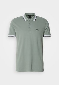 Polo à manches courtes vert gris clair avec col et poignets rayés blanc et noir, patte de boutonnage à trois boutons et logo "BOSS" sur la poitrine.