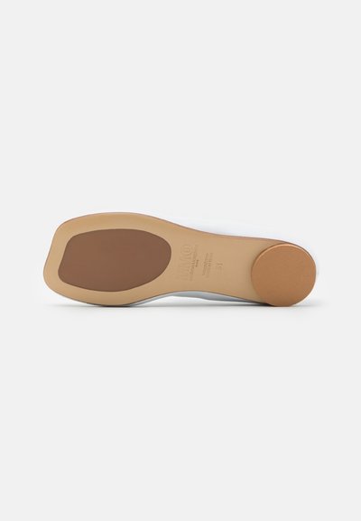MM6 Maison Margiela Ballerine con cinturino - white/black