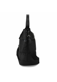 Zwarte gewatteerde schoudertas met een gestructureerd oppervlak, verstelbare schouderband en metallic hardware details. Heeft een rondere vorm en een ritssluiting.