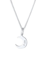 Pendente a forma di luna crescente in argento con una finitura lucida, attaccato a una catena intrecciata, contrassegnato con "925" per l'autenticità dell'argento sterling.