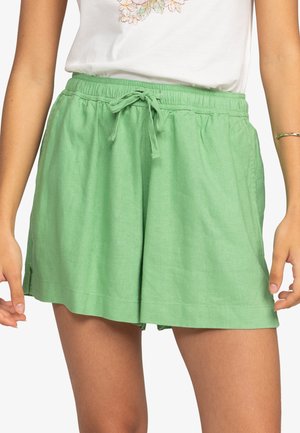 Pantalones cortos de lino verde con una cinturilla elástica y cordón. Con un ajuste holgado y una textura suave, de largo hasta la rodilla con dobladillo enrollado.