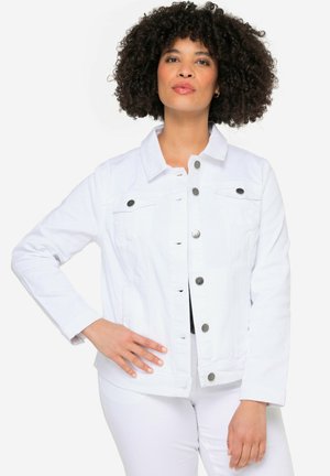 Chaqueta de mezclilla blanca con cierre de botones en el frente, dos bolsillos en el pecho y mangas largas. Presenta botones en tono plateado y un diseño de cuello clásico.
