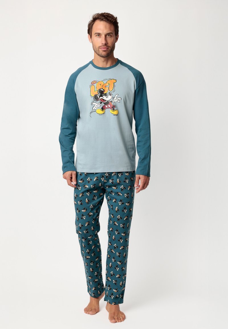 Conjunto de pijama para hombre que incluye una camiseta de manga larga de color azul claro con un diseño gráfico y pantalones en tono teal con un patrón de Mickey Mouse. Material de algodón.