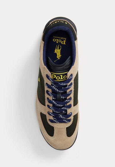 Ανδρικό sneaker Polo Ralph Lauren με μπεζ σουέτ και σκουρό πράσινο ύφασμα, ναυτικό μπλε κορδόνια και κίτρινο λογότυπο Polo στο εσωτερικό και στη γλώσσα.