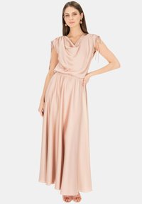 Różowa długa sukienka z dekoltem typu cowl, krótkimi rękawami, elastycznym pasem w talii oraz zwiewną spódnicą wykonaną z lekkiego materiału.