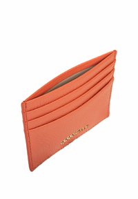 Oranžová kožená peněženka na karty s embosovanou texturou, obsahující čtyři přihrádky na karty a zlaté logo na spodní straně. Kompaktní design.