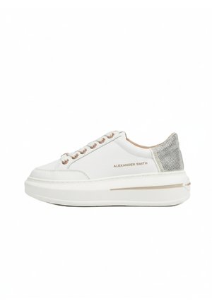 Witte lage sneaker met 'Alexander Smith' merk, beige veters, dikke zool en grijs getextureerd hielpaneel, zijaanzicht.