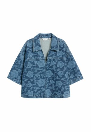 Blauwe denim jack met een bloemenpatroon, brede mouwen en een kraag. Het heeft een opening aan de voorkant en een gestructureerde afwerking.