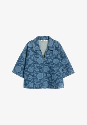 Blå denimjakke med blomstermønster, brede ærmer og krave. Den har en frontåbning og en struktureret overflade.