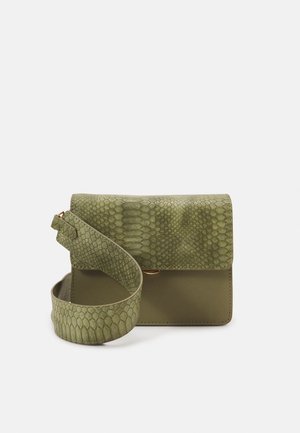 Oliven-grøn crossbody taske med klap i slangeskindsstruktur og matchende bred rem, glat bunddel og guldfarvet spænde.