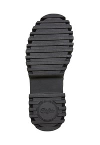 Zwarte rubberen zool met diepe groeven voor grip, met in het midden een cirkelvormig logo. Vlak ontwerp en gestructureerd oppervlak voor duurzaamheid.