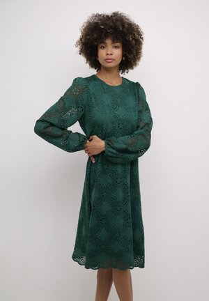 Rochie verde din dantelă cu mâneci bufante, model floral și decolteu rotund, având talie accentuată și fustă până la genunchi.