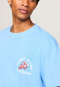 Tommy Jeans FUN NOVELTY TEE UNISEX  - T-shirt estampada - westside blue