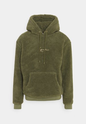 Olive rohelise fleece'i kapuutsiga sviiter, millel on tekstureeritud pind, ees tõmblukuga tasku ja kuldse tooni nöörid. Omaduseks ribaga serv ja varrukad.