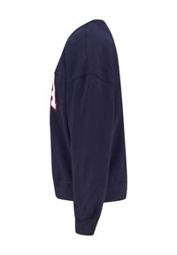 Sweatshirt bleu marine avec un col rond, des manches longues, des poignets côtelés et un graphique oversized en forme de "A" sur le devant. Matière douce en mélange de coton.