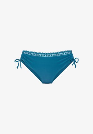 Mutandine bikini turchesi con bordo in pizzo lungo la vita e laccetti laterali regolabili con piccoli dettagli in metallo.