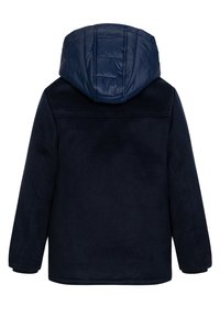 Mörkblå jacka med fodrad huva, tillverkad av ett mjukt tyg, med en slät yta och enkel design, sedd bakifrån.