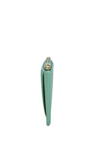 Portafoglio verde menta in pelle liscia, con profilo sottile, zip in hardware dorato e cuciture bianche lungo i bordi.