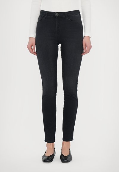 Sorte skinny jeans med en glat denimtekstur og fem-lomme-design. Har en frontknaplukking og diskrete bæltesløjfer.