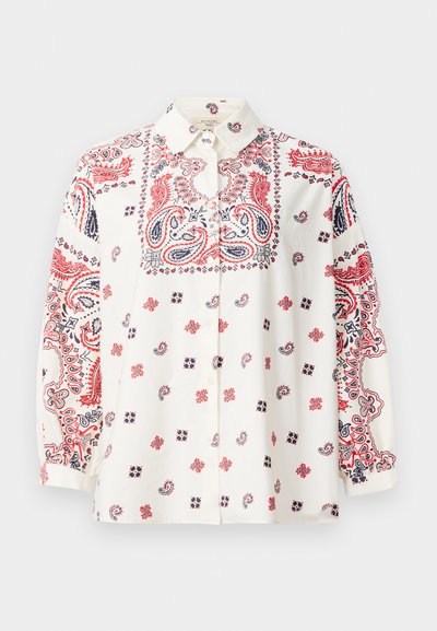 Witte blouse met rode en marineblauwe paisleypatronen, knoopsluiting aan de voorkant en lange mouwen. Lichtgewicht stof met ingewikkelde details.