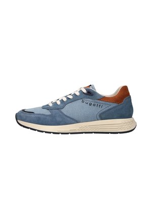 Herren-Casual-Sneaker aus blauem Veloursleder und Stoff mit weißen Schnürsenkeln, braunem Fersenakzent und beiger Sohle, seitlich mit "bugatti" gebrandet.