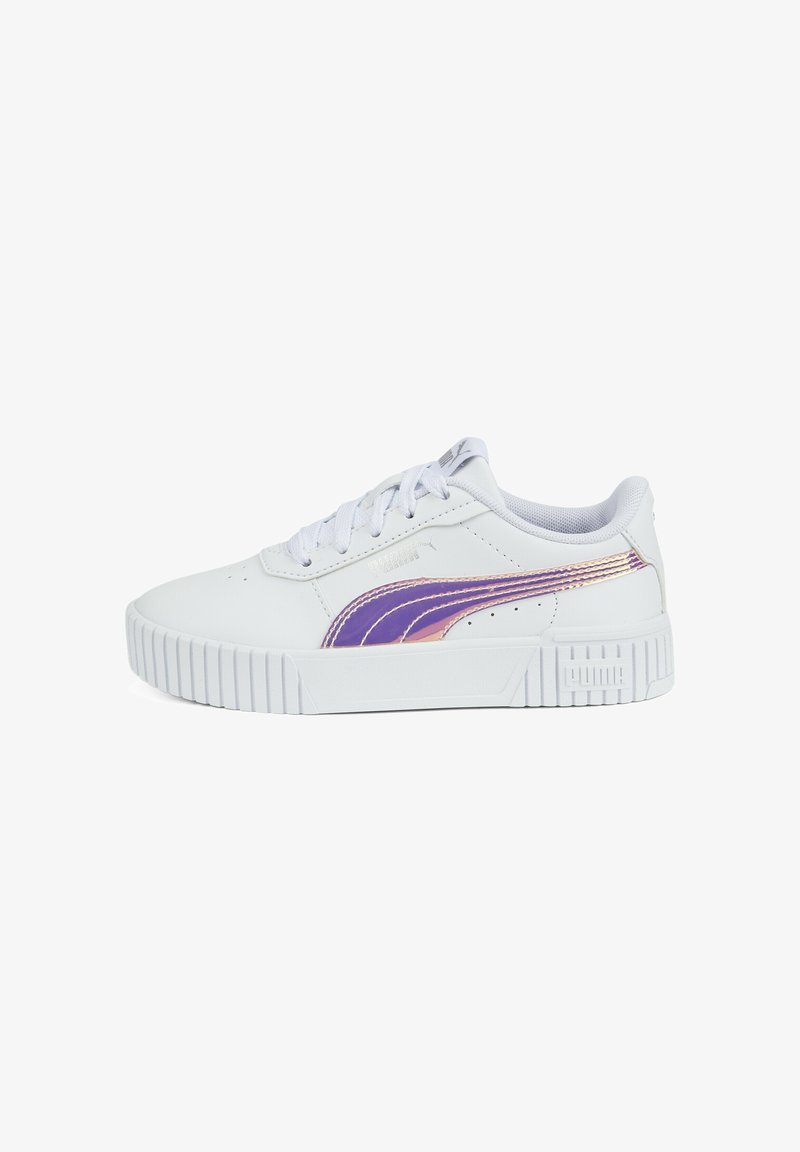Weiße Sneaker mit einer strukturierten Gummisohle, die an der Seite einen geschwungenen lila und metallischen Streifenakzent sowie weiße Schnürsenkel aufweisen.