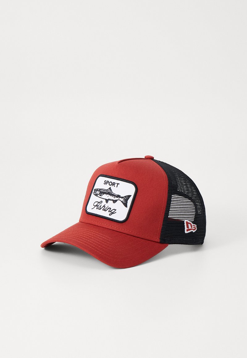 Rote Kappe mit einem schwarzen Netzrücken, ausgestattet mit einem weißen rechteckigen Patch, auf dem "SPORT Fishing" und eine Fischillustration zu sehen sind.