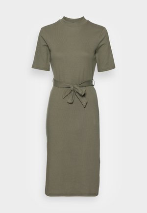 Robe longueur genou de couleur vert olive, à manches courtes, col montant et ceinture à la taille, fabriquée dans un tissu lisse et extensible. Design simple, sans motifs.