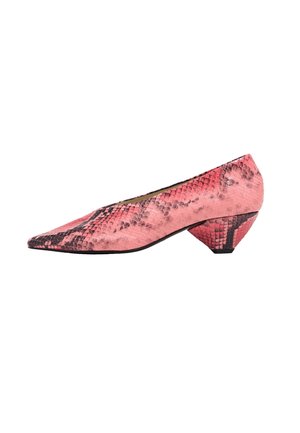 Zapato de tacón con estampado de serpiente rosa, con punta afilada y un tacón de forma única, que presenta un upper texturizado y detalles en negro.