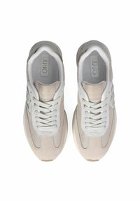 Sneakers beige realizzati in materiali mesh e suede, con lacci bianchi, punta arrotondata e suola testurizzata. Accenti dorati nel branding.