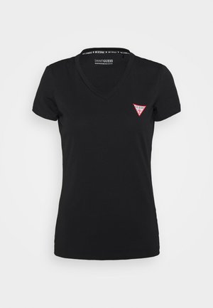 Czarny damski T-shirt z krótkim rękawem i dekoltem w serek z małym czerwono-białym logo Guess na lewej piersi, wykonany z bawełny organicznej.