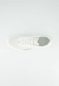 Bílé sportovní boty s síťovinou na svrchní části a hladkým povrchem. Obsahují kulaté šněrování, polstrovaný límec a logo na stélce a boku.