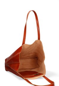 Borsa tote in pelle marrone con esterno liscio, apertura superiore e interno in suede beige. Presenta manici lunghi e una piccola tasca con zip all'interno.