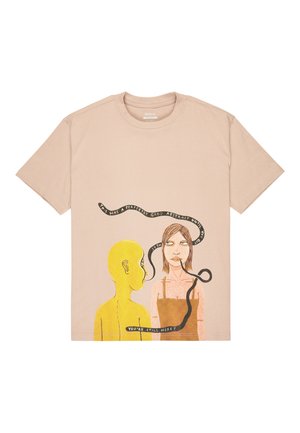 T-shirt beige chiaro con illustrazioni grafiche: una figura gialla e una donna, con testo nero e un design a forma di serpente. Materiale in cotone.