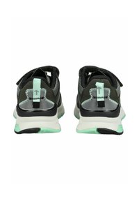 Zapatillas deportivas con parte superior de malla negra, detalles en gris, suela verde menta y correa ajustable para un ajuste seguro.