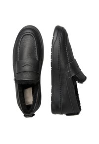 Scarpe slip-on in pelle nera con finitura testurizzata, dotate di una soffice fodera, dettaglio con cinturino e suole in gomma con battistrada.