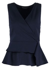 Námořnická modrá bezrukávová blůza s designem do zavinování, s vrstven�ým peplum lemem a hladkým povrchem. Štítek se nachází uvnitř výstřihu.