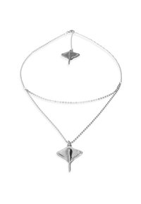 Collar de plata con dos cadenas en capas y un colgante geométrico de forma triangular con una punta afilada. Acabado metálico suave.