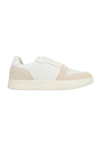 Baskets blanches et beige en cuir et daim, avec des détails perforés, des lacets plats et une semelle en caoutchouc texturée.