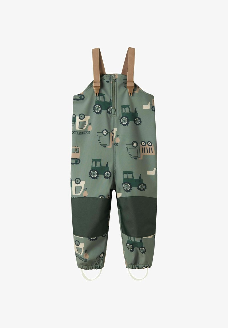 Groene waterdichte overalls voor kinderen met een patroon van tractors en bouwvoertuigen, verstelbare bruine schouderbanden en versterkte knieën.