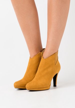 s.Oliver, Bottines à talons hauts - yellow
